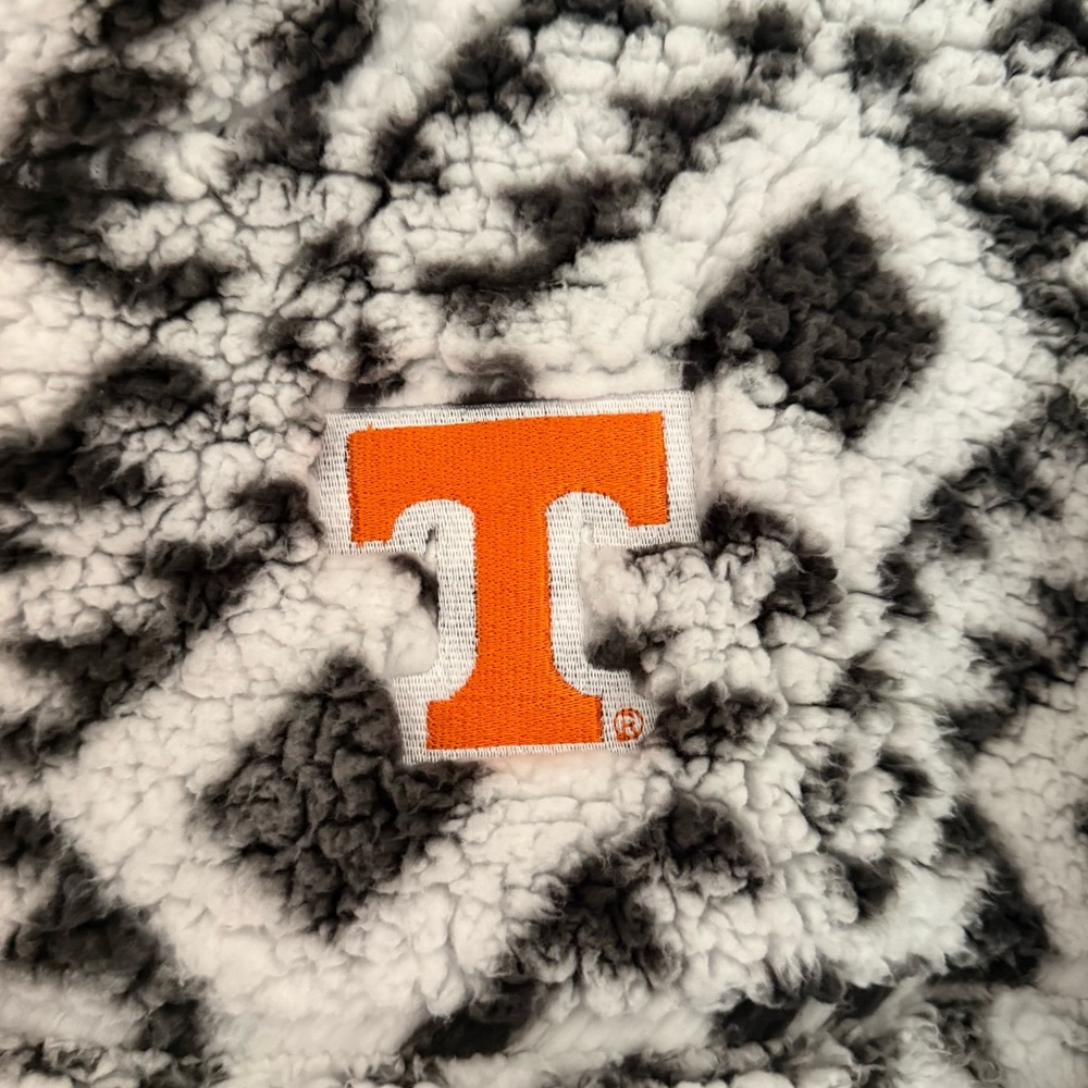 Tennessee Pullover - Picture 3 of 3